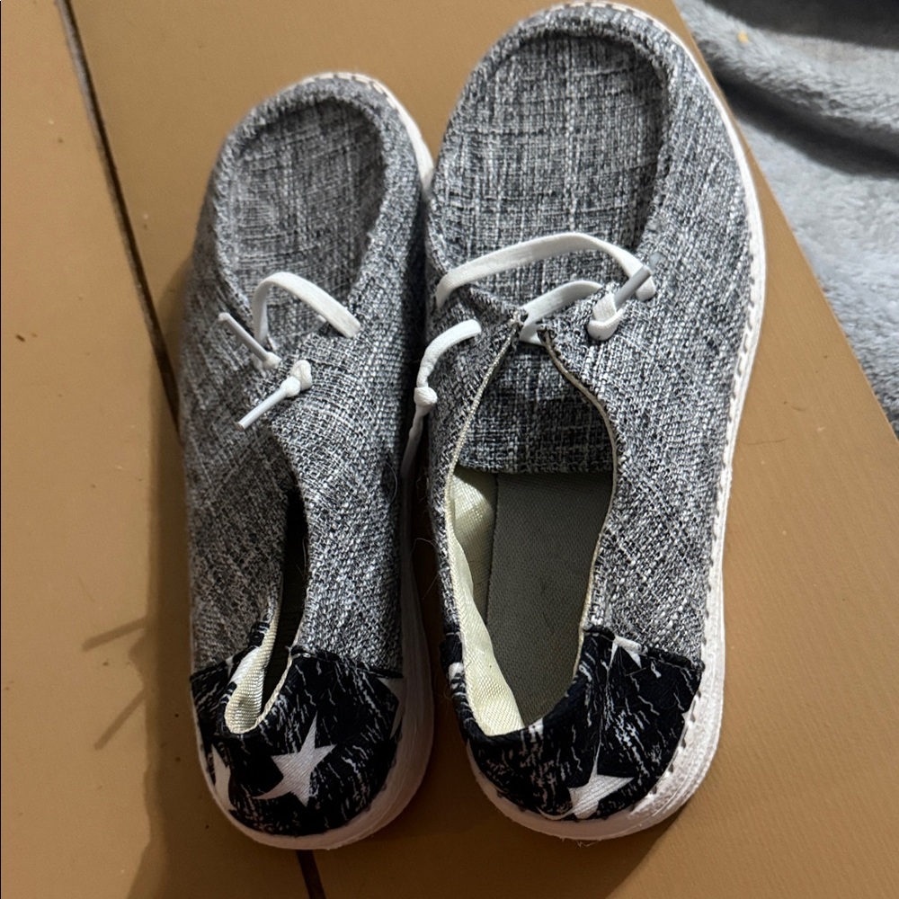 Women’s lightweight flat sneaker